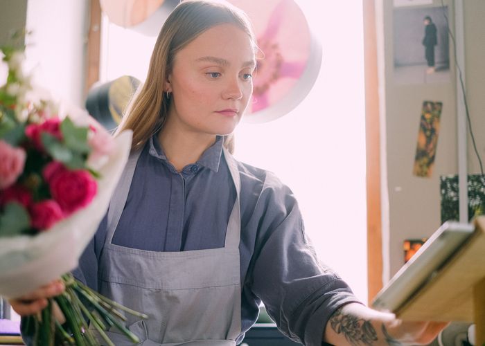 Floristka váže kytici ve studiu Florvani