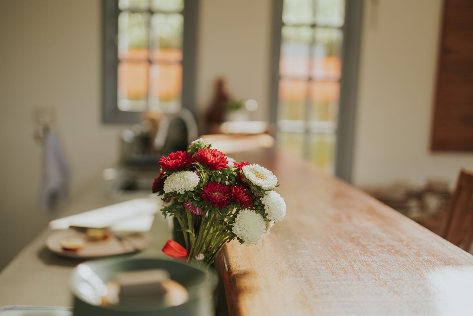 Čerstvá kytice na pracovním stole floristky ve studiu Florvani